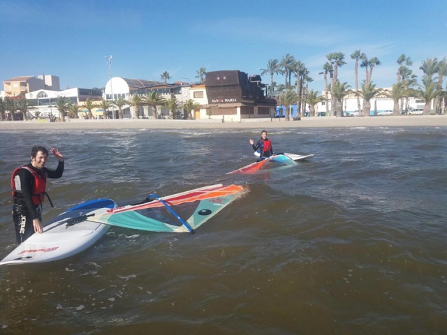 Levantando la tabla de windsurf